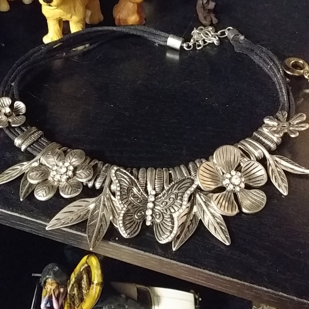 Necklace medium size silver flowers all around